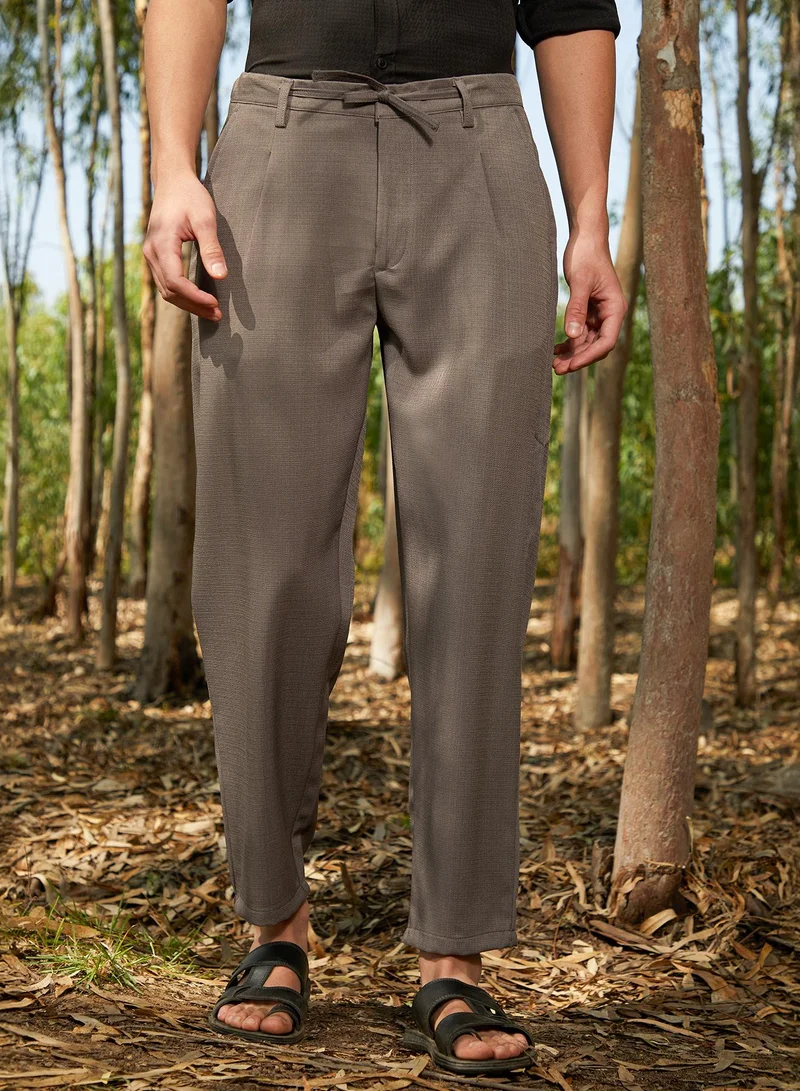 كامبوس سوترا Men's Ash Brown Tailored Linen-Blend Trousers For Casual Wear | Mid-Rise | Regular Fit | Drawstring Closure | Trousers Crafted With Comfort Fit For Everyday Wear
